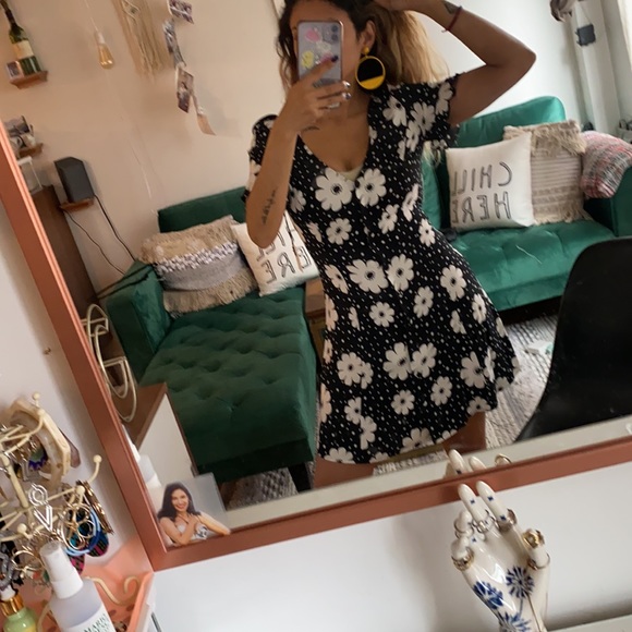 Forever 21 Dresses & Skirts - Sunflower mini dress 🤍🌻🖤